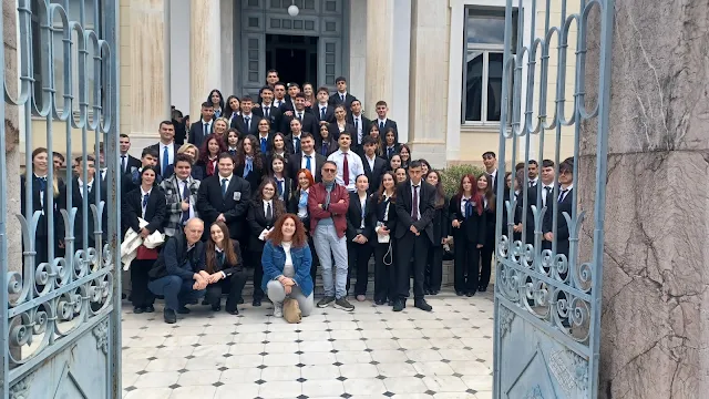 Κοινή φωτογραφία μαθητών και εκπαιδευτικών της Σ.Α.Ε.Κ. Τουρισμού Αναβύσσου και της Σ.Α.Ε.Κ. Τουρισμού Άργους στο Κωνσταντοπούλειο Μέγαρο.