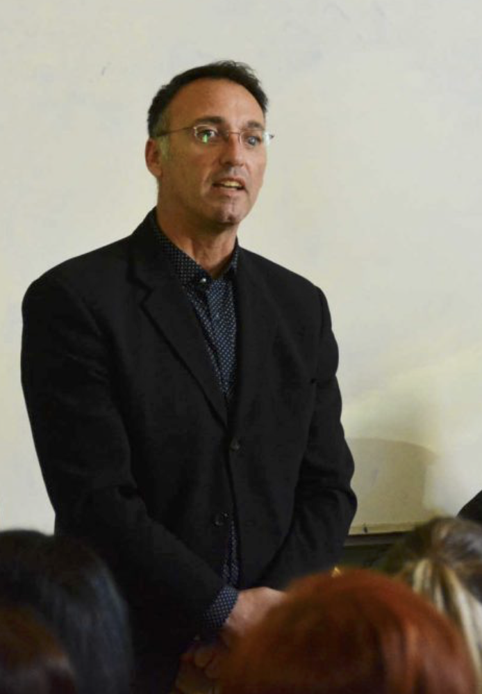 Διευθυντής Σ.Α.Ε.Κ. Τουρισμού Πελοποννήσου στο Άργος κατά τη διάρκεια ομιλίας