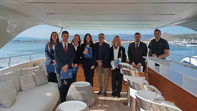 Αναμνηστική φωτογραφία των μαθητών της Σ.Α.Ε.Κ. Τουρισμού Πελοποννήσου σε θαλαμηγό στο λιμάνι του Ναυπλίου.